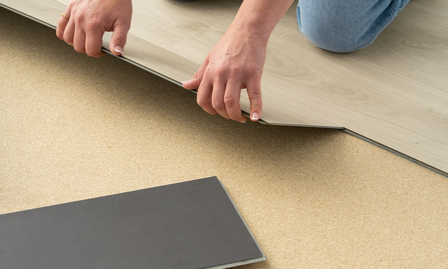 instalace vinylové podlahy s připevněnou podložkou